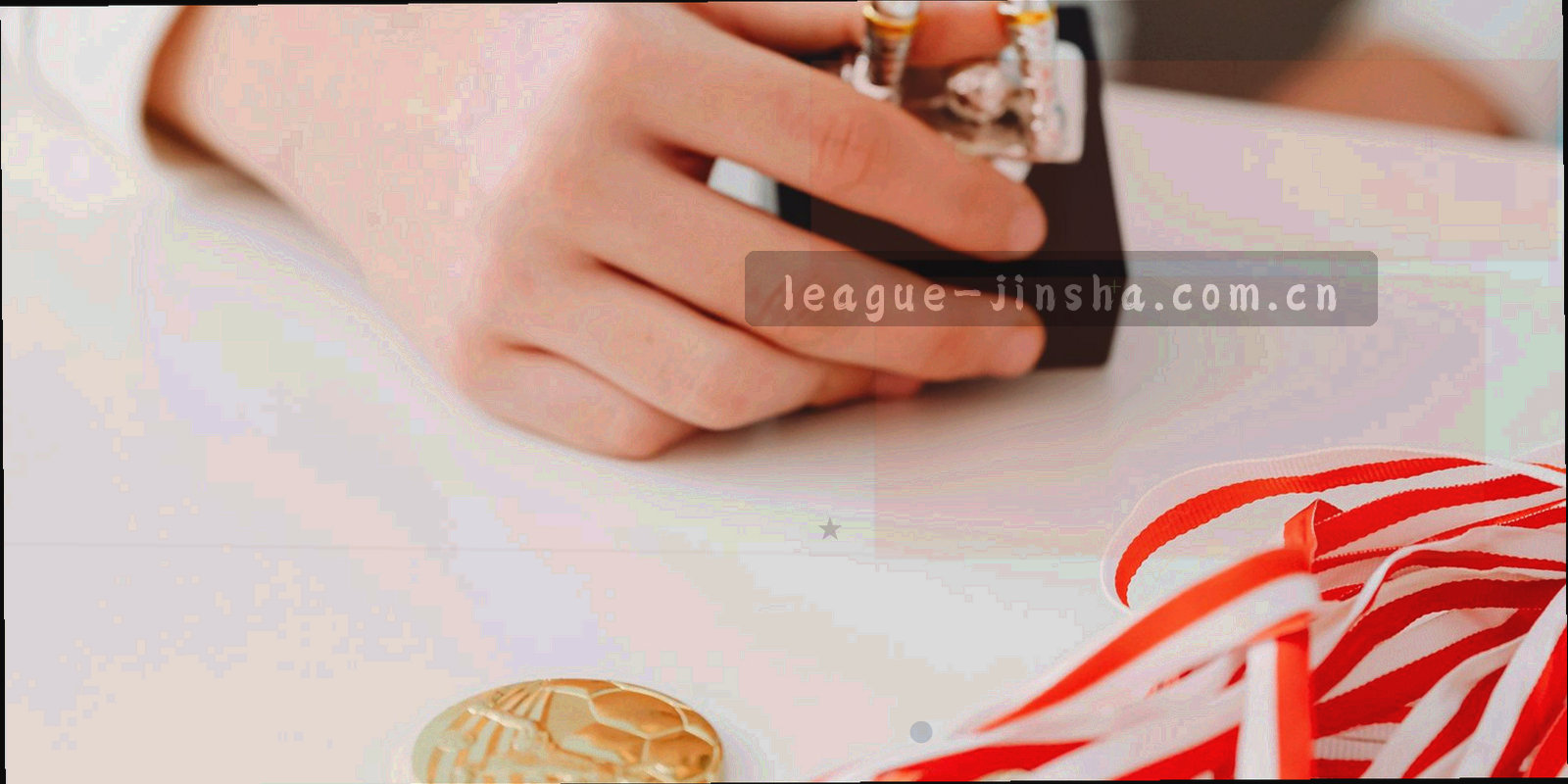 深色底上的转会交易时间线示意图，用箭头标注转入与转出方向